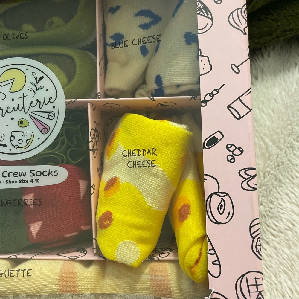 NWT Charcuterie board box of 7 Pair Of Women's Socks Size 4-10 - Picture 4 of 6